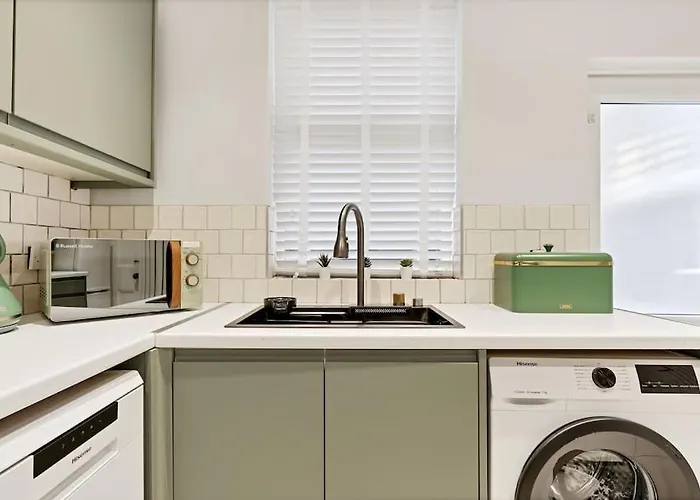 Liz\'S 4 Bed House: Close To The Motor Point Arena