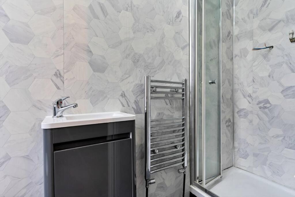 Holiday home Liz's 4 Bed House: Close To The Motor Point Arena