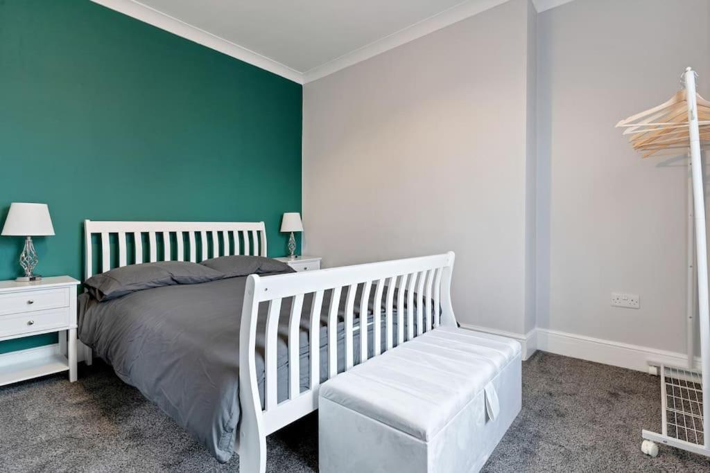 Liz's 4 Bed House: Close To The Motor Point Arena * Nottingham