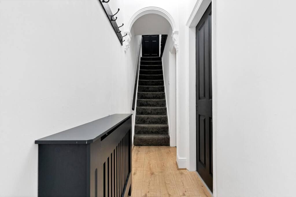 Liz's 4 Bed House: Close To The Motor Point Arena