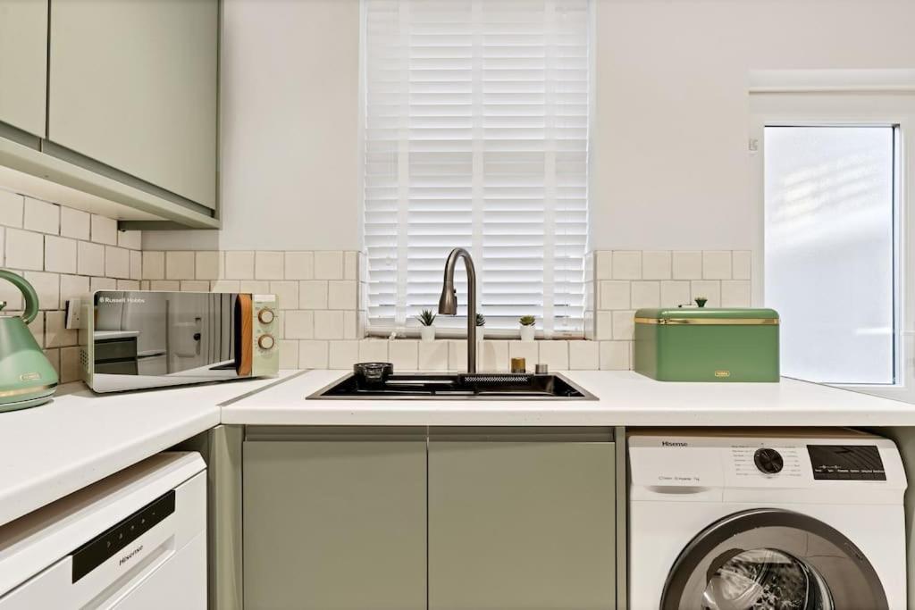 Liz's 4 Bed House: Close To The Motor Point Arena Hébergement de vacances