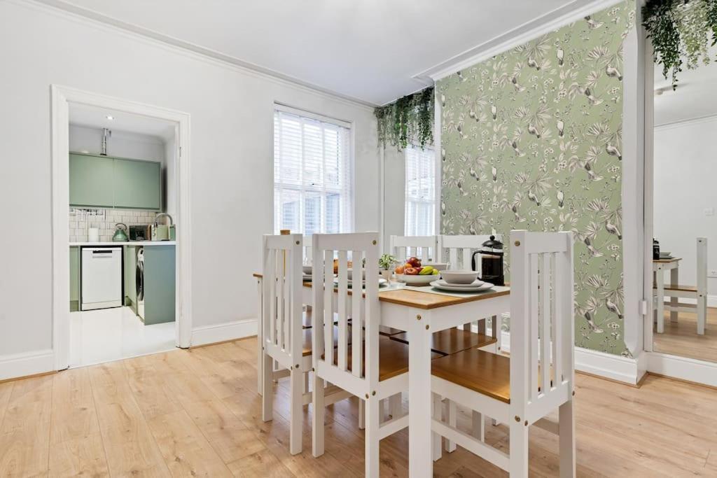 Liz's 4 Bed House: Close To The Motor Point Arena Hébergement de vacances Nottingham
