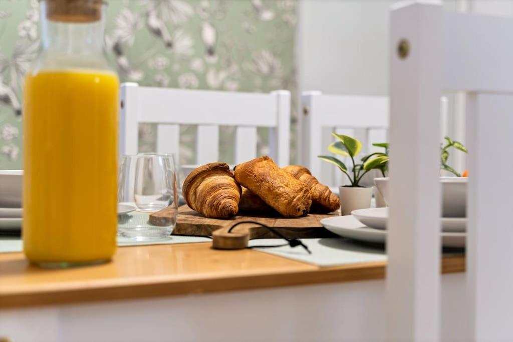 Liz's 4 Bed House: Close To The Motor Point Arena Hébergement de vacances *