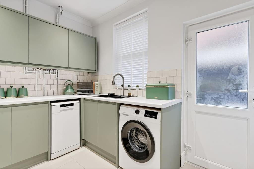 Liz's 4 Bed House: Close To The Motor Point Arena Hébergement de vacances
