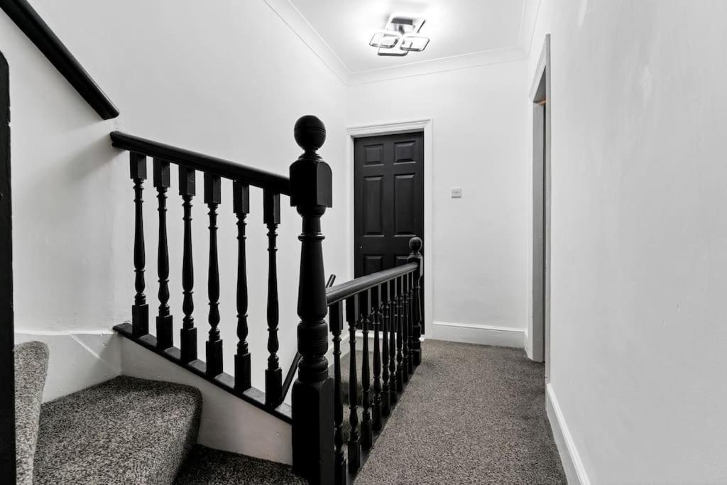 Hébergement de vacances Liz's 4 Bed House: Close To The Motor Point Arena *